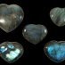 καρδιές από ημιπολύτιμο λίθο λαμπραδορίτη σε μαύρο φόντο