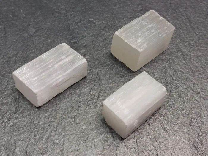 ακατέργαστος ημιπολύτιμος λίθος σεληνίτης