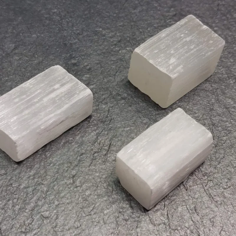 ακατέργαστος ημιπολύτιμος λίθος σεληνίτης