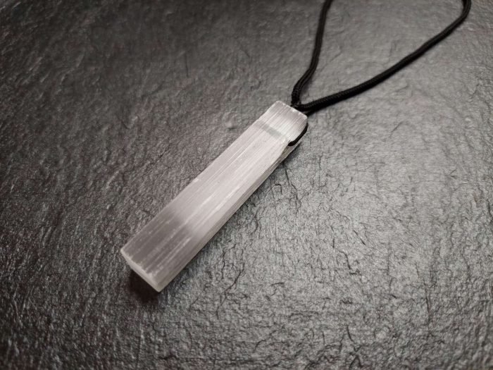 σελενίτης μενταγιόν Σεληνίτης μενταγιόν με κορδόνι