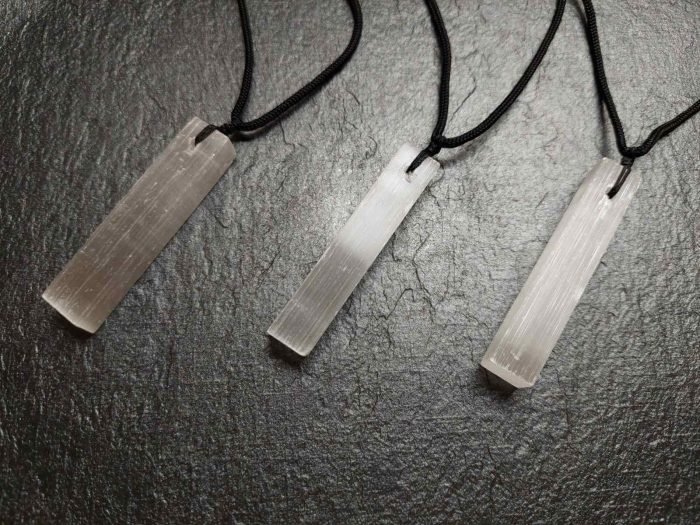 Σεληνίτης μενταγιόν με κορδόνι