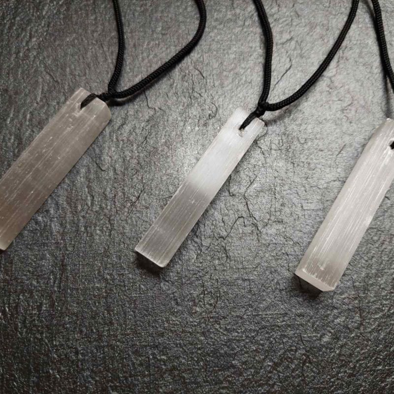 Σεληνίτης μενταγιόν με κορδόνι