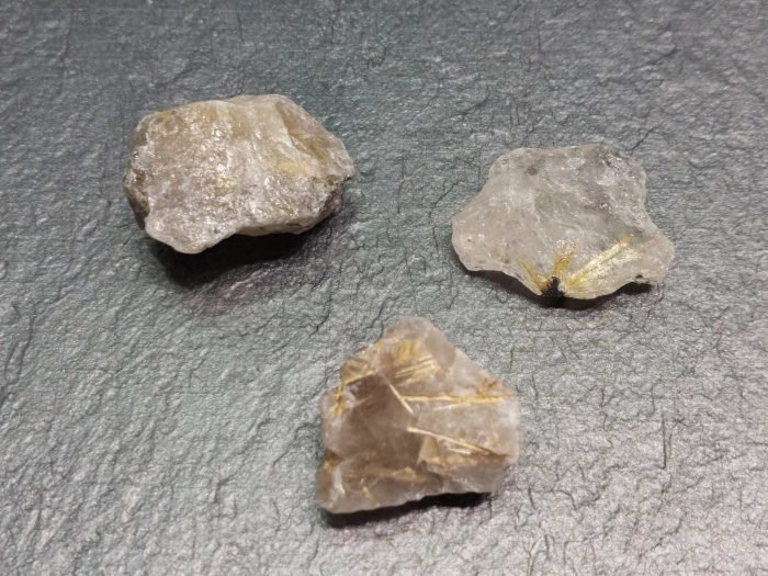 χαλαζίας με ρουτίλιο ακατέργαστος λίθος χαλαζίας με ρουτίλιο ακατέργαστος λίθος σε διάφορα μεγέθη