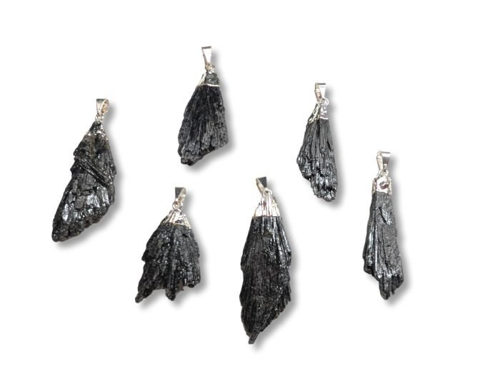 μενταγιόν φτερό μαύρου κυανίτη