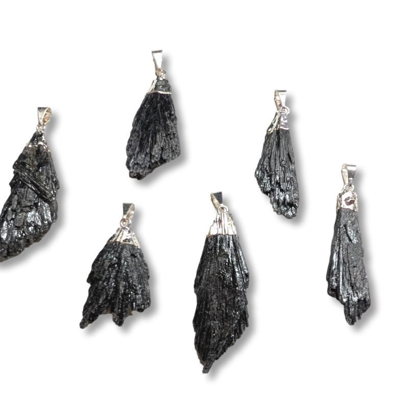 μενταγιόν φτερό μαύρου κυανίτη